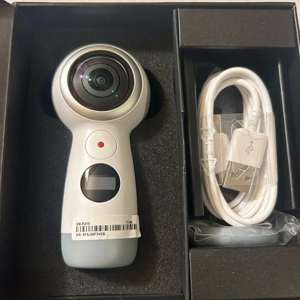 Samsung Gear 360 in Black Box